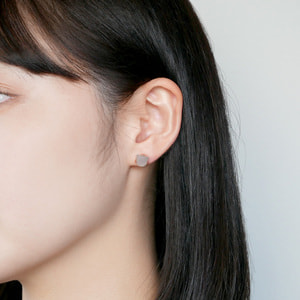 e.m. パール ストーン ピアス(片耳用) MAYU＞ 3フェイクパール 片耳ピアス（ピアス（片耳用