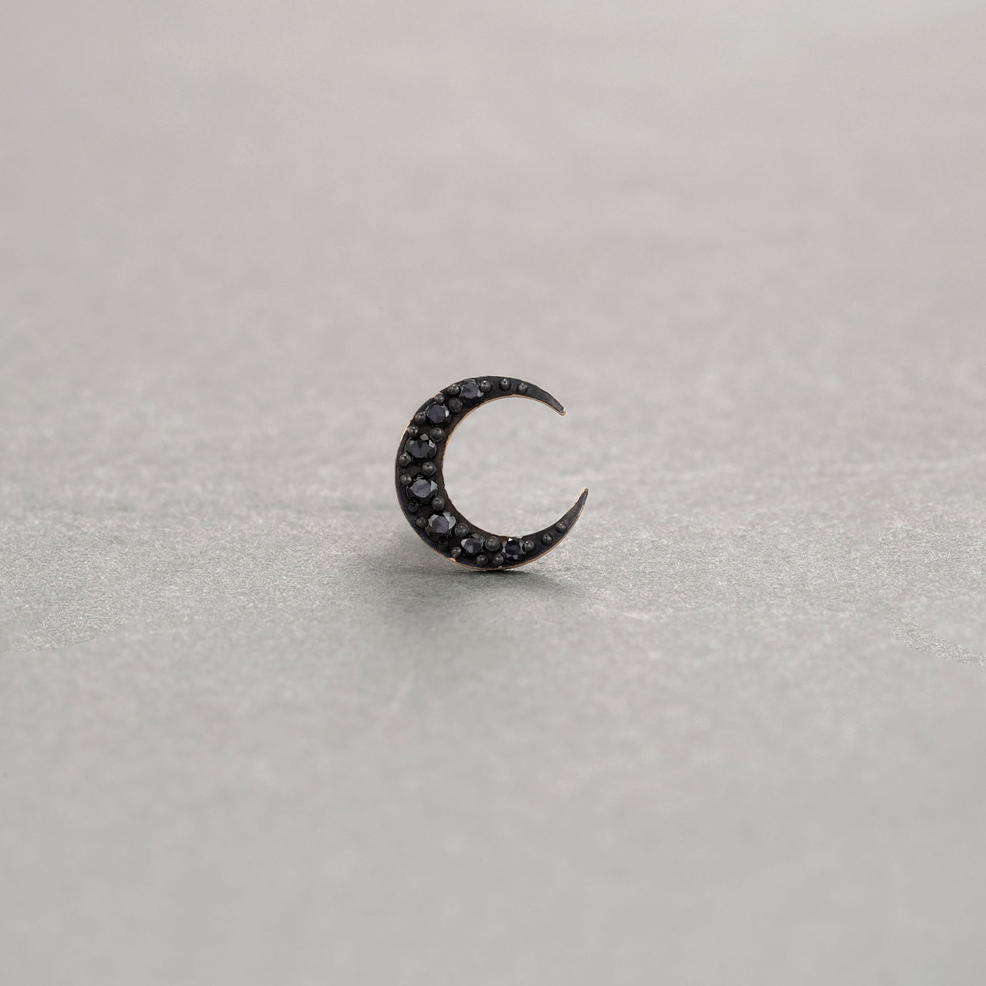 MICROTATTOO_K10ブラックダイヤモンド シングルピアス MOON so black