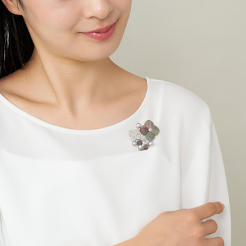 シェルフラワー 淡水パールブローチ