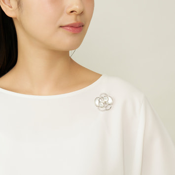 シェル カメリア ブローチ