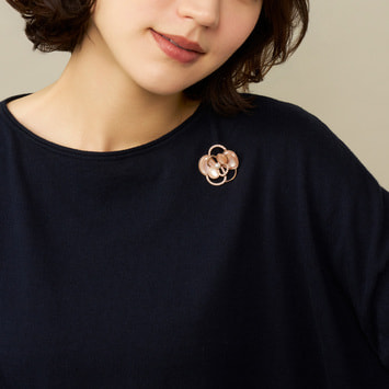 シェル カメリア ブローチ