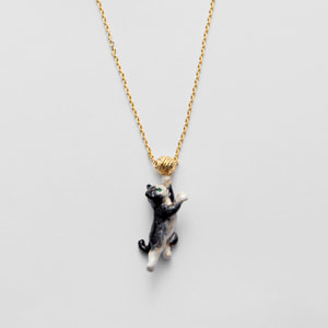 【受注生産品】 ハチワレ子猫 毛糸玉 ネックレス（VBRP304555D2）｜ネックレス その他